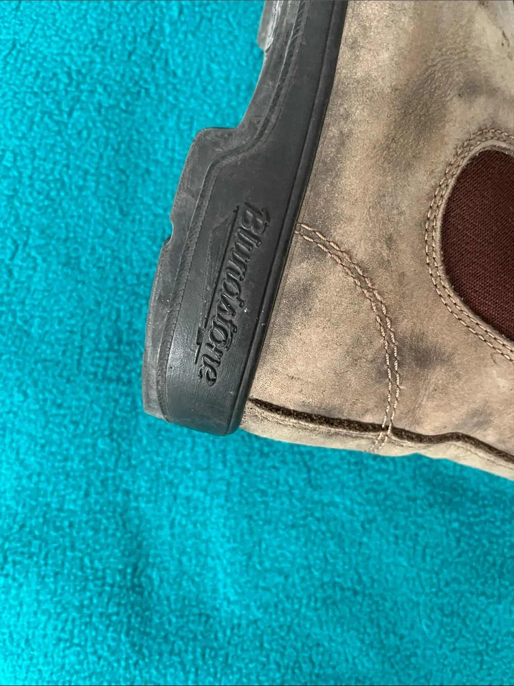Blundstone Women’s Taupe Suede Chukka Boots